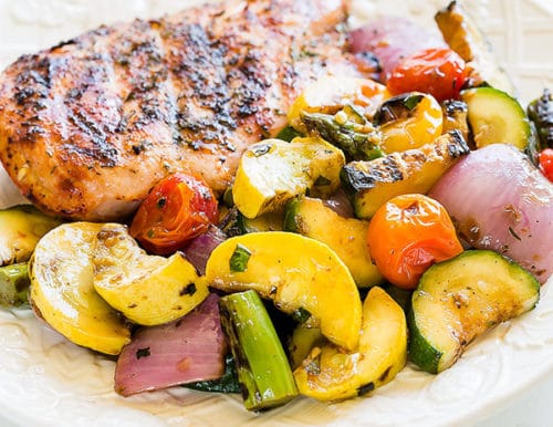 Versatile medley of grilled vegetables pairs beautifully with any kind of grilled meat. #grilledvegetables #vegetablemedley #mixedvegetables #sidedish #potluck #busycooks
