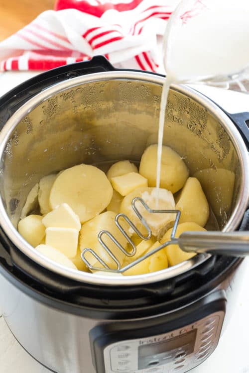 We love making mashed potatoes in Instant Pot. It takes less than 30 minutes and just ONE bowl!! Sharing my tips for perfectly fluffy mashed potatoes every time! #mashedpotatoes #InstantPot #InstantPotmashedpotatoes #sidedish #potato
