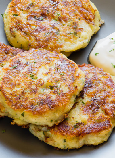 Peaky eaters delight! These quick and easy loaded mashed potato patties are quite a crowd-pleaser! #leftovermashedpotatoes #potatocakes #potatopatties #easydinner #sidedish #potatoes #busycooks
