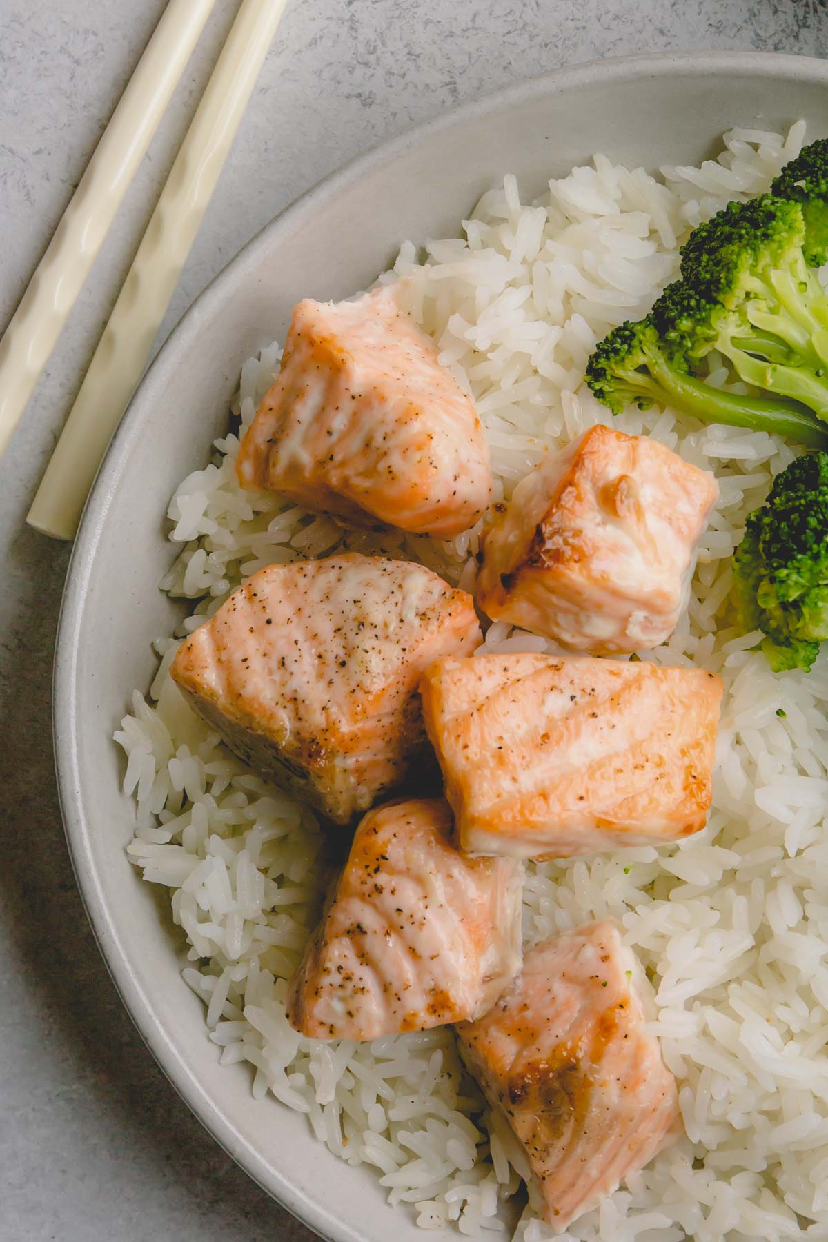 Baked salmon chunks over a bed of white rice with steamed broccoli.