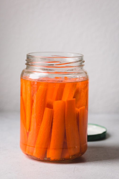 Let me show you how to store carrots for the week. A smart, yet effective way to prepare carrots to use throughout the week for meals and as a snack!
