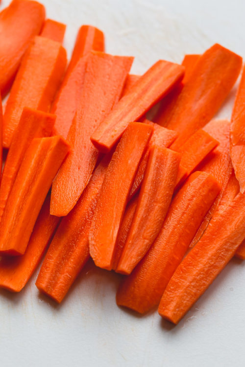 Let me show you how to store carrots for the week. A smart, yet effective way to prepare carrots to use throughout the week for meals and as a snack!