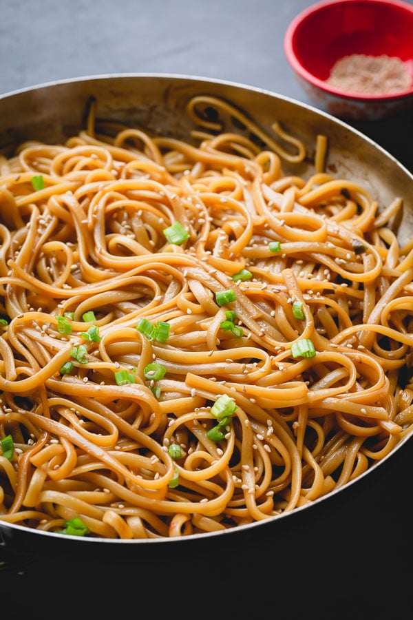 These sesame noodles can be ready to serve in 15 minutes, yes that’s not a typo! Quick as ever, versatile and flavorful, this quick noodle dish is a huge hit even with kids! #sesamenoodles #noodlesdish #asiannoodledish