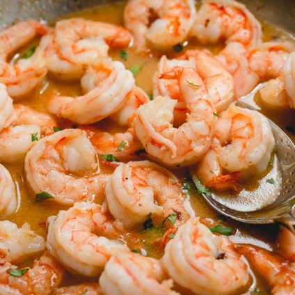 You'll love how noodles soak up all that addicting zesty butter sauce. And succulent tender shrimp is simply perfection! #shrimpscampi #pastanight