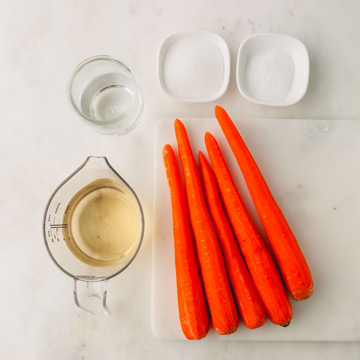 Ingredients for pickled carrots recipe.